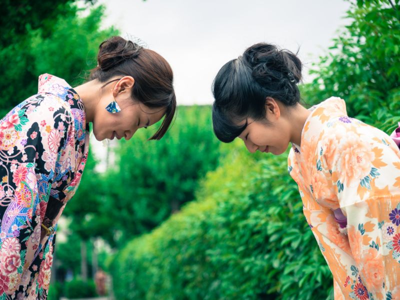 2 ladies bowing in Japan